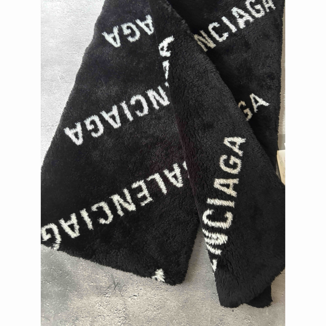 BALENCIAGA - バレンシアガ フェイクファーマルチロゴ マフラー