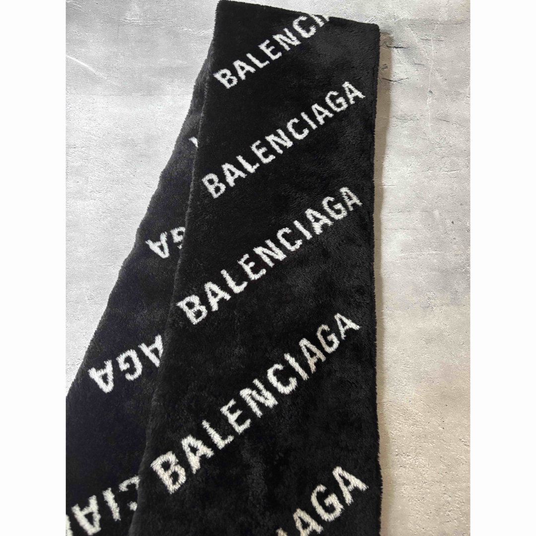 BALENCIAGA - バレンシアガ フェイクファーマルチロゴ マフラー