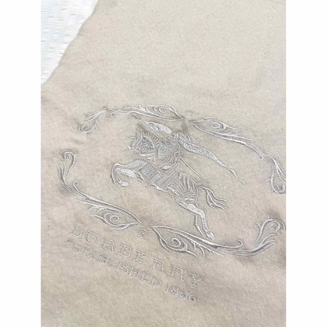 Burberry カシミヤマフラー 白 ロゴ刺繍入り BURBERRY カシミヤ