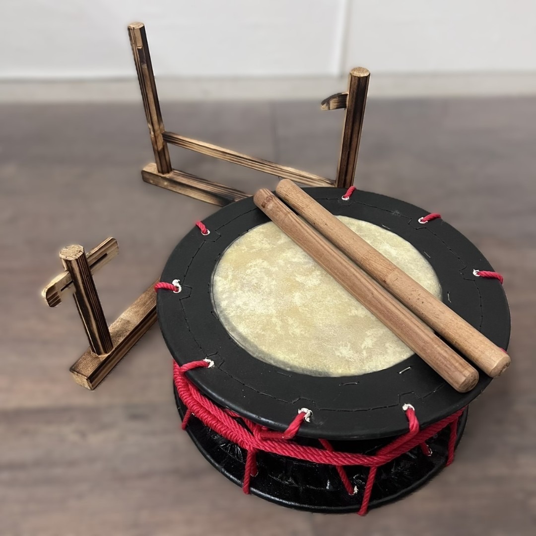 新品】【蔵出し】締め太鼓 牛革 和太鼓 バチ付 台付 平太鼓 入門用