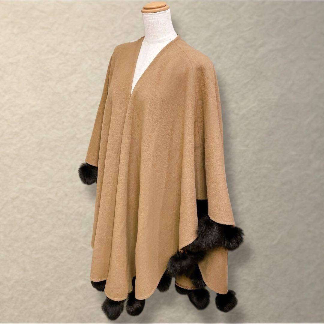 ケープ ポンチョ カシミヤ混 ブルーフォックス ポンポン付き キャメル
