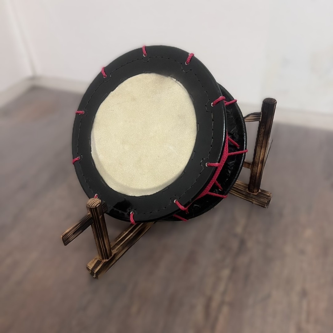 新品】【蔵出し】締め太鼓 牛革 和太鼓 バチ付 台付 平太鼓 入門用