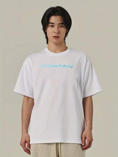 白い半袖Tシャツ、「F.C.Real Bristol」という文字がプリントされてい