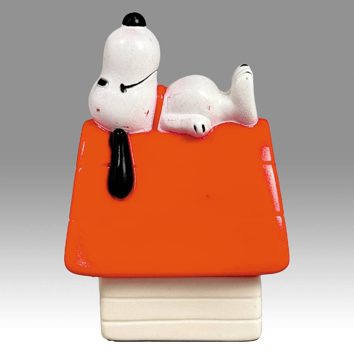 5197] 小屋の屋根で寝るスヌーピーのソフビ貯金箱