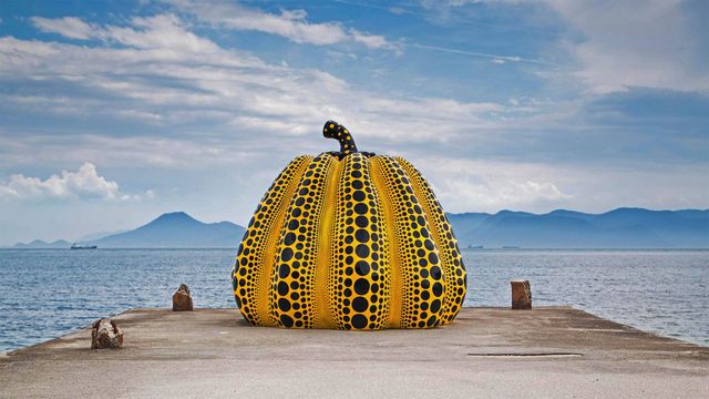 草間弥生作のオブジェ｣香川県, 直島 - Bing Gallery · Peapix