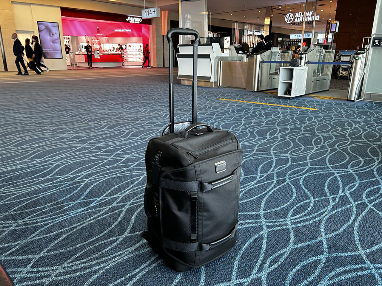 大人の旅バッグ】週末旅行の強い味方。機内持ち込みできるTUMIの