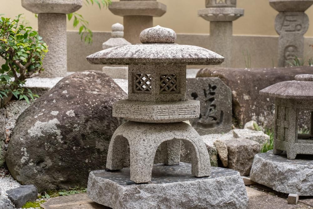 恵那石製、古代六角雪見灯篭（2尺）| Ancient Hexagonal Yukimi Lantern