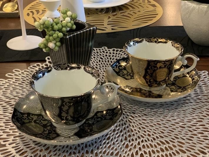 徳幸窯 黒地金彩菊華紋紅茶碗