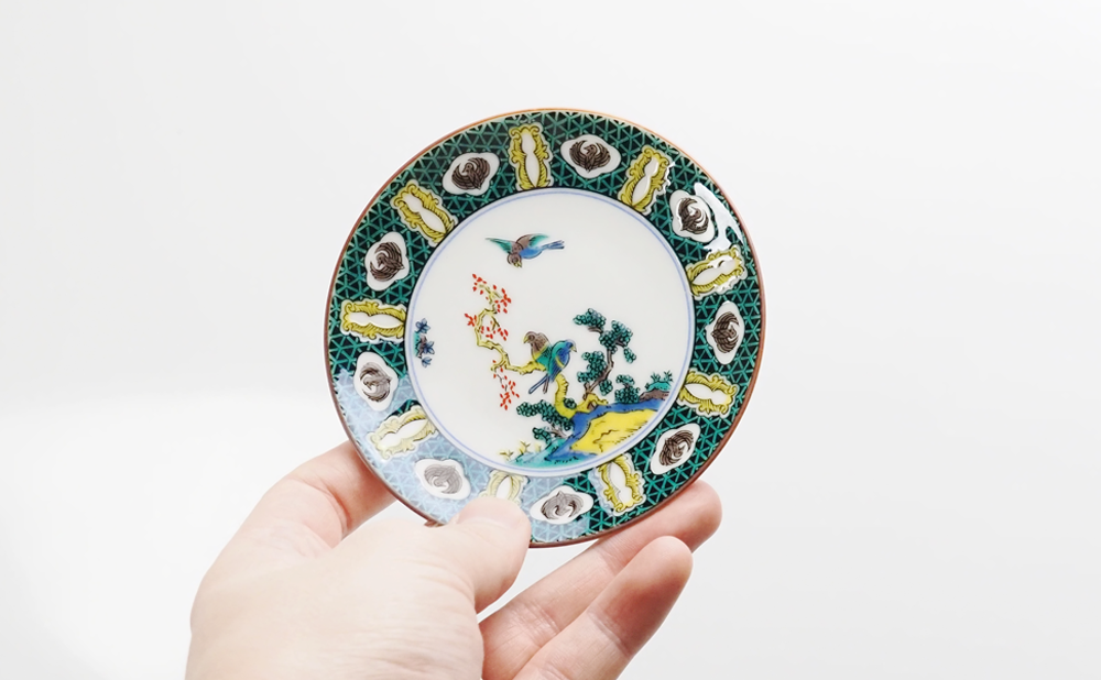 31日の九谷豆皿（10.5cm） 古九谷色絵岩松鳥図／青郊窯