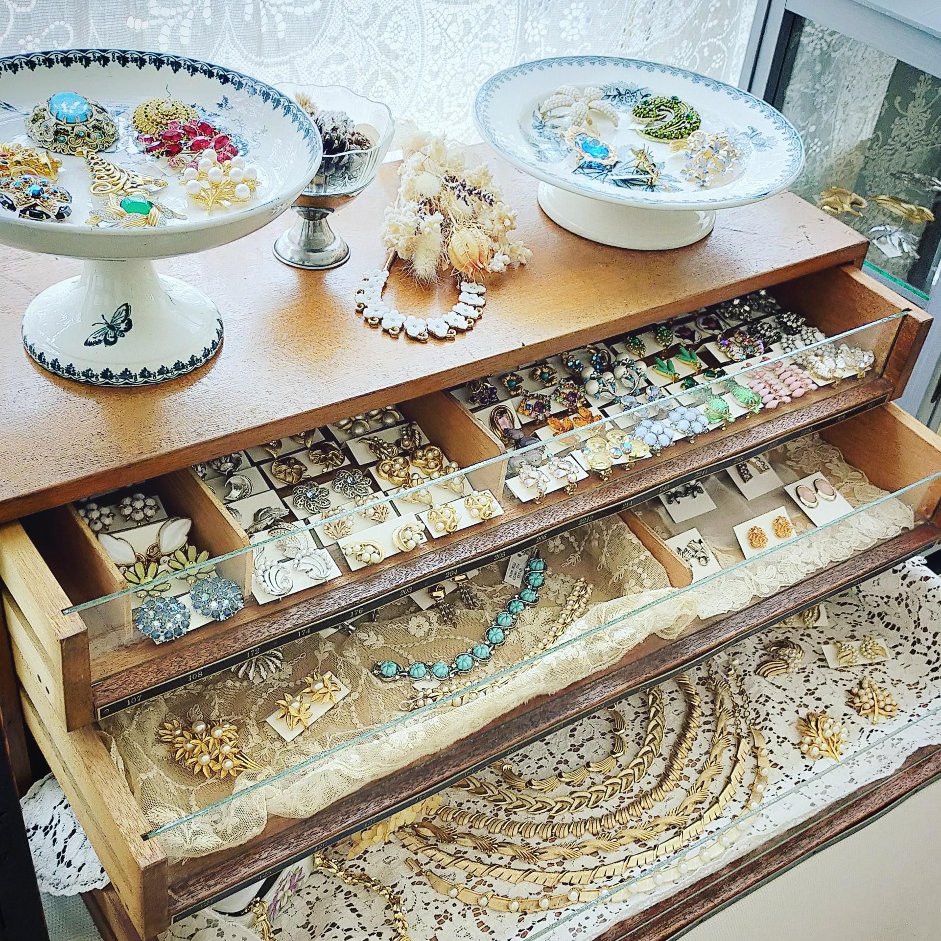 Trifari トリファリ ゴールドトーン フェイクパール ヒイラギ リーフ