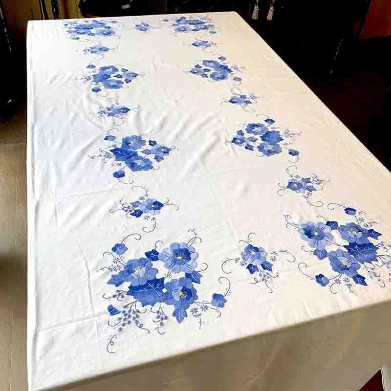 白無地 テーブルクロス ブルー花刺繍 大判パッチワーク