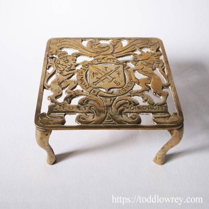 ライオンとユニコーンをもつトリベット / Antique Brass Trivet With