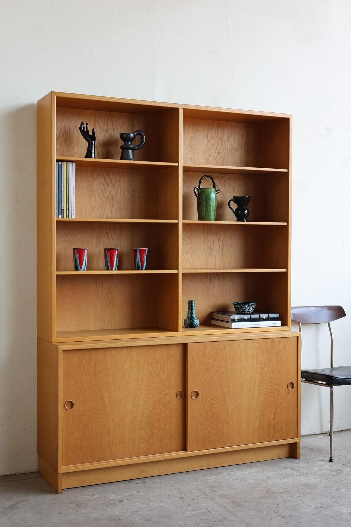 Book cabinet / 