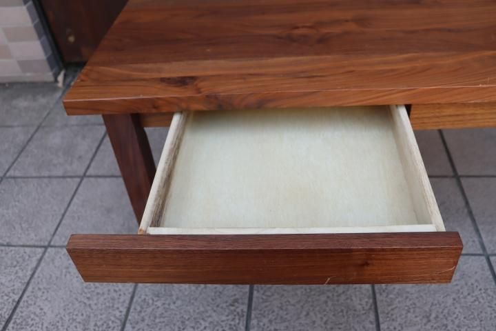 無印良品(MUJI)のウォールナット無垢材 ローテーブルです。落ち着いた