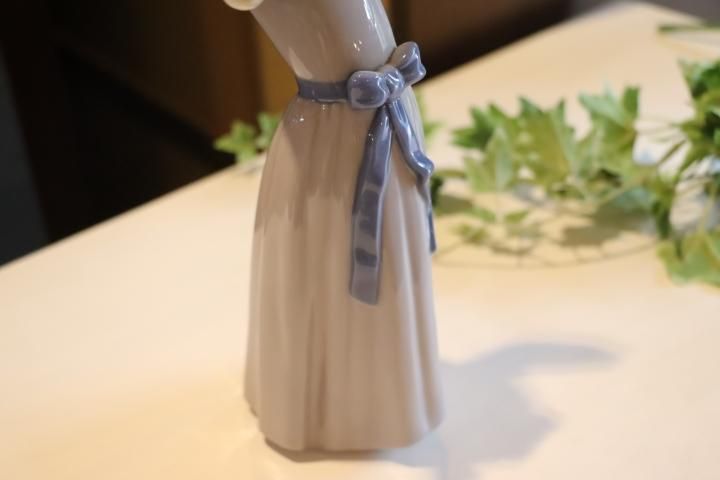 スペインLLADRO(リヤドロ)社の陶器人形の置物『フィギュリン』若草色の