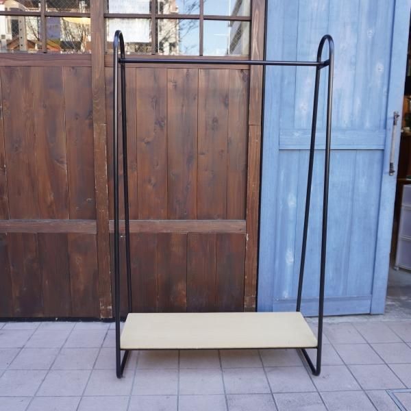 IDEE(イデー）のポールハンガースタンド/ナチュラルです。マットな黒の