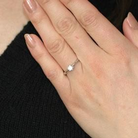 婚約指輪 憧れのFカラー！プラチナ・ダイヤモンド0.3ct（無色透明！F