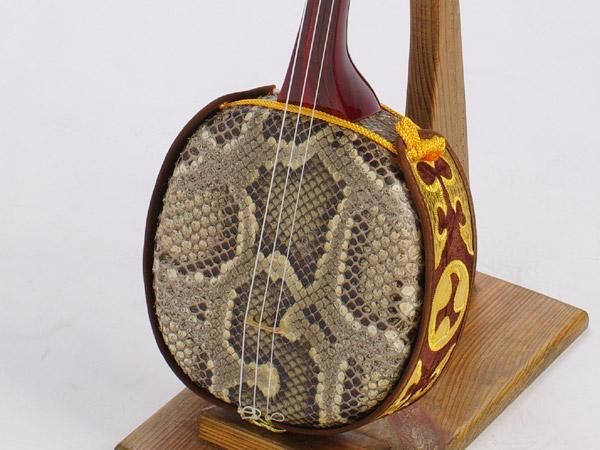 三線 蛇皮 赤金模様 ソフトケース付き 三線 蛇皮 赤金模様 ソフト