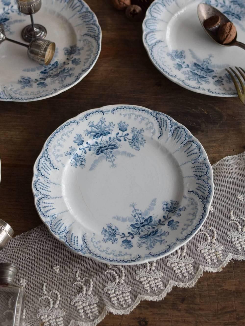立体的な縁周りに繊細な絵柄が優雅なサンタマンの食器 - Antiques