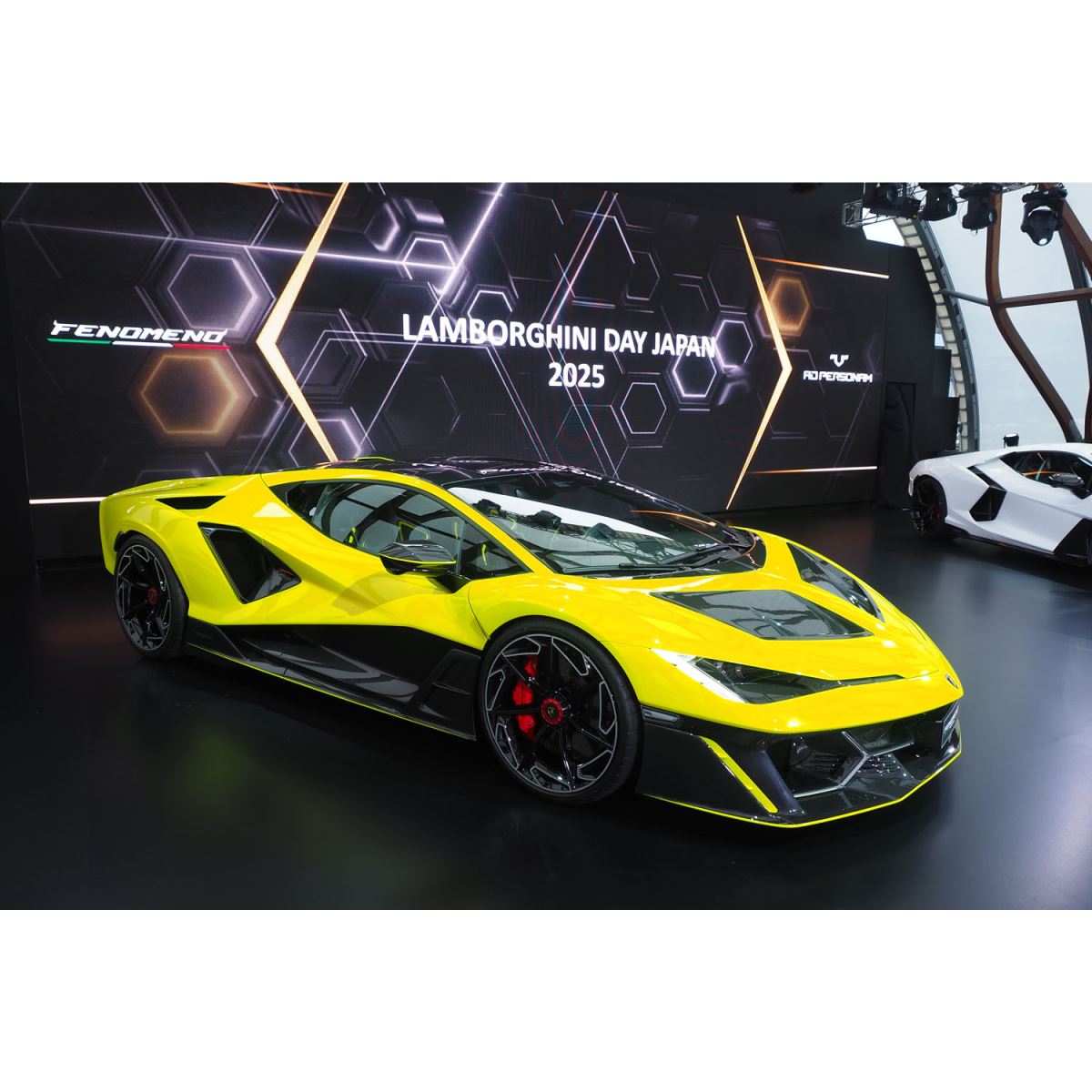 全世界で台数29台の限定車「ランボルギーニ・フェノメノ」が日本上陸