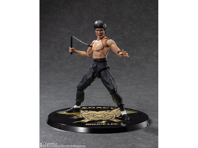 バンダイ、「ブルース・リー」可動フィギュアにスペシャルデザイン台座