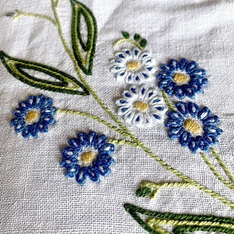 アキアカネ フリル付き花柄刺繍テーブルクロス アキアカネ フリル付き