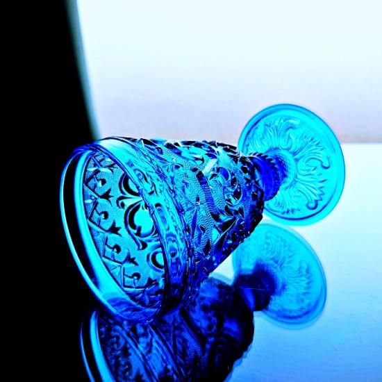 豪華なオールドバカラ アラベスクの青いワイングラス中【1840年