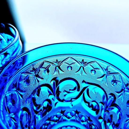 豪華なオールドバカラ アラベスクの青いワイングラス中【1840年