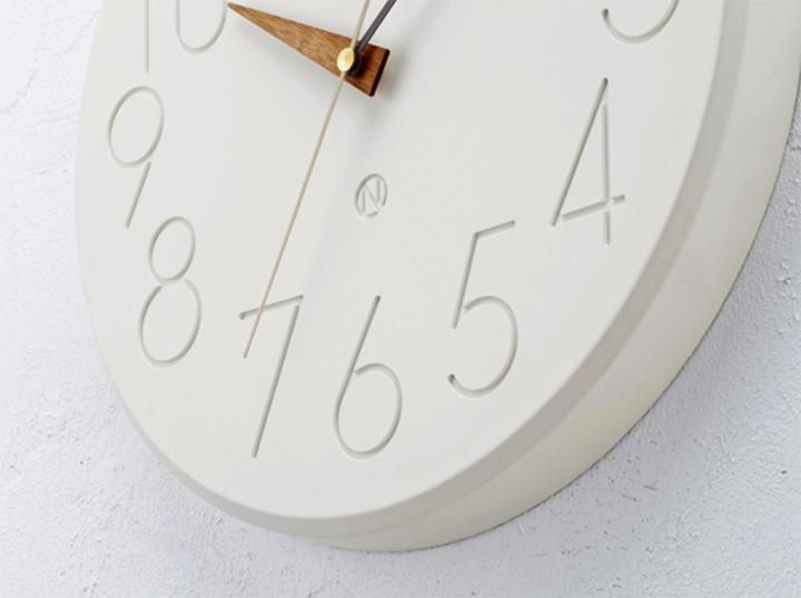 マットな質感の文字盤にウッドの針を合わせた北欧ナチュラルな壁かけ