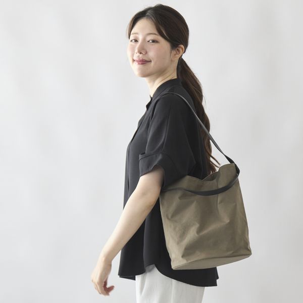 URUKUST/TWISTLOOP-Bucket Medium -簡単に持ち方を変えられる持ち手が