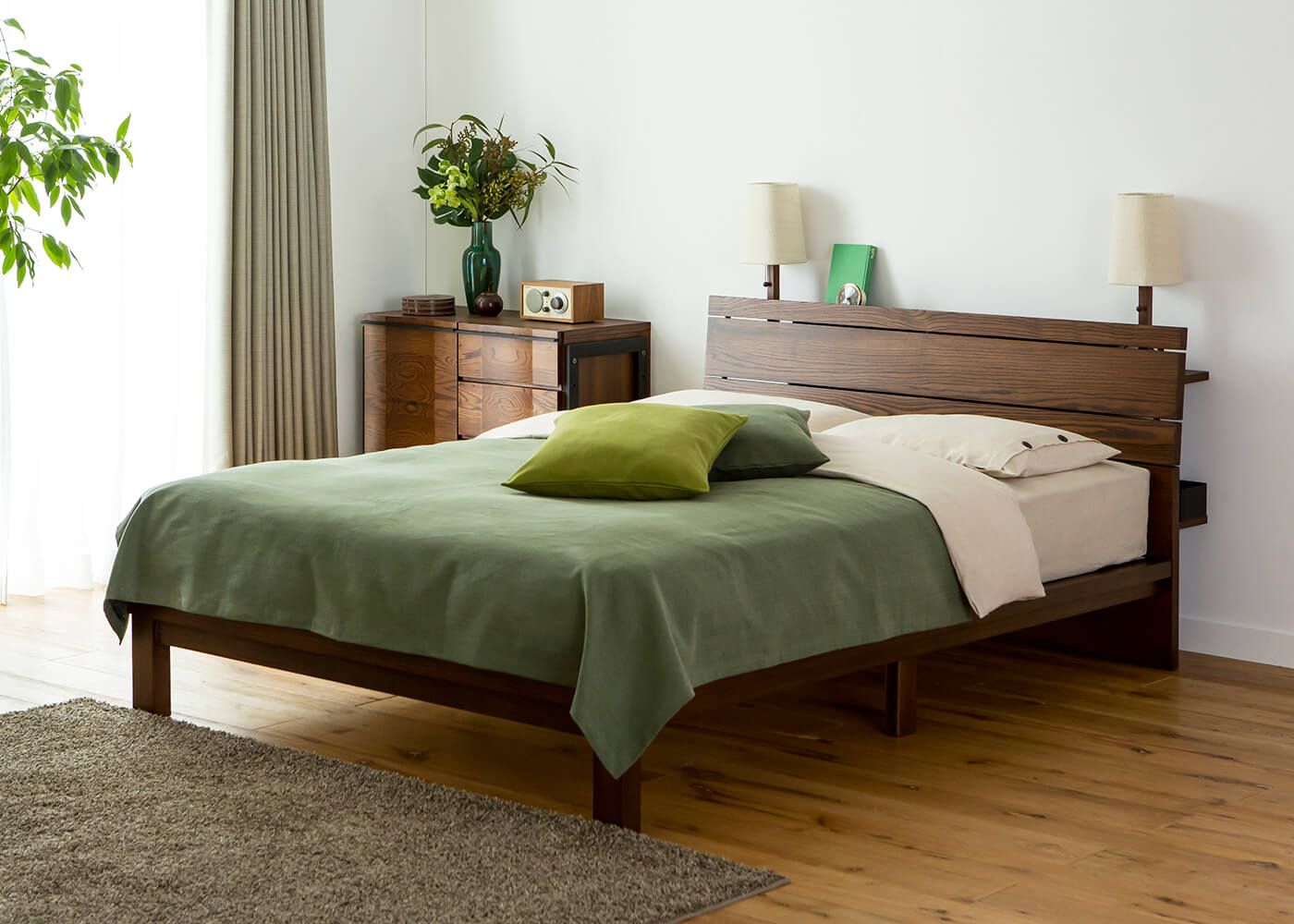 ヘッド周りの収納がオシャレな「a.flat」のアジアンベッドフレーム