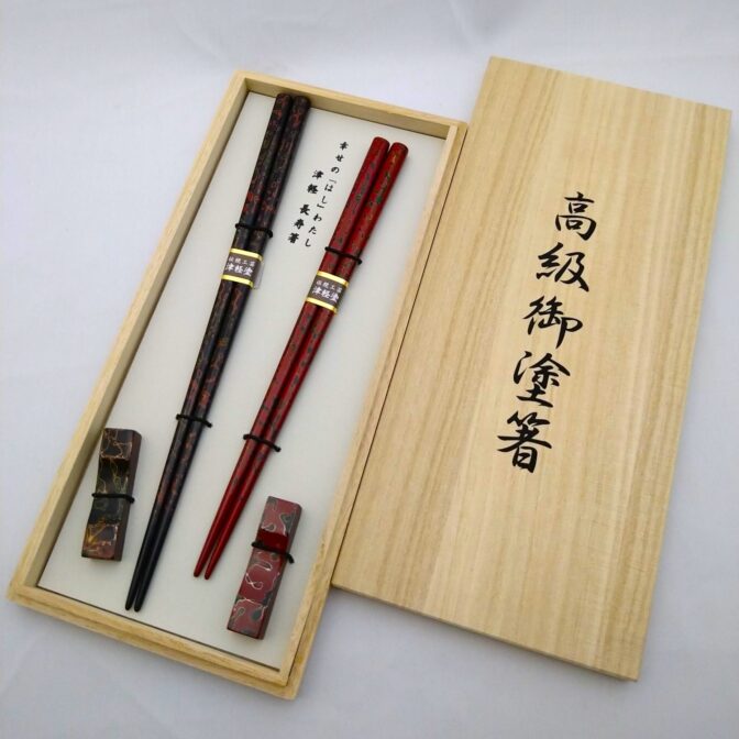 イシオカ工芸】 夫婦箸・箸置きセット 津軽塗 唐塗呂上・赤上（桐箱入