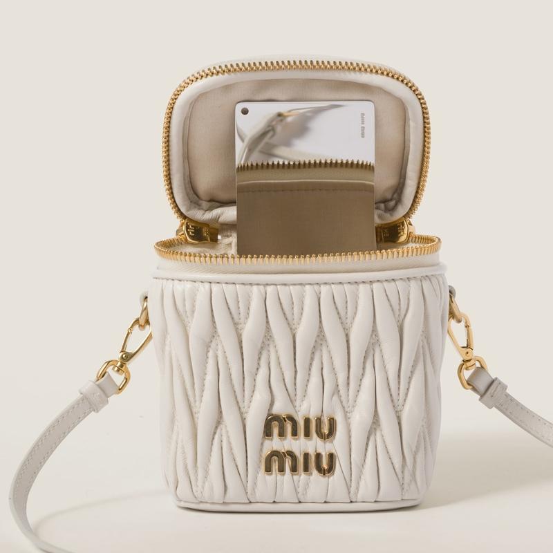 miu miu（ミュウミュウ） マテラッセレザー マイクロバッグ