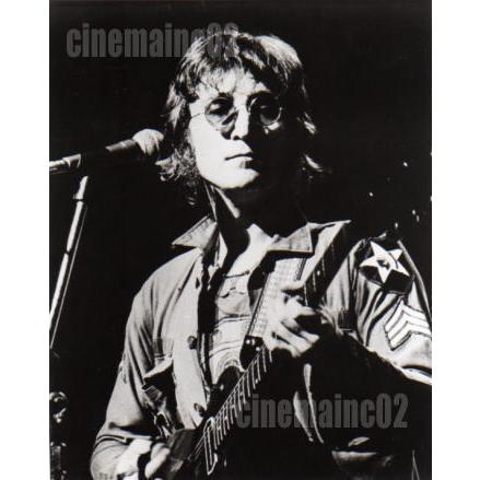 ジョン・レノン John Lennon/ギターを弾く白黒写真/ザ・ビートルズ The