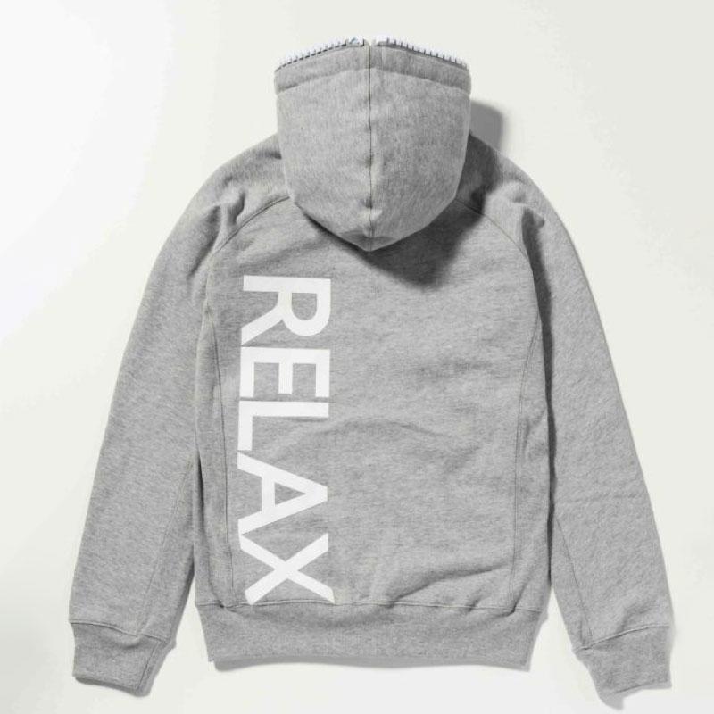 1PIU1UGUALE3 RELAX ウノピゥウノウグァーレトレ リラックス 縦ロゴ