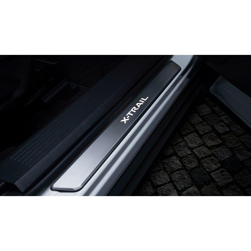 エクストレイル X-TRAIL T33 ：純正 イルミキッキングプレート（電池式