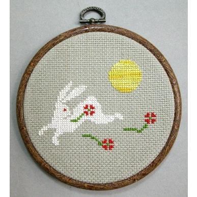 ウサギ刺繍のテーブルクロス87x87cm ウサギ刺繍のテーブルクロス