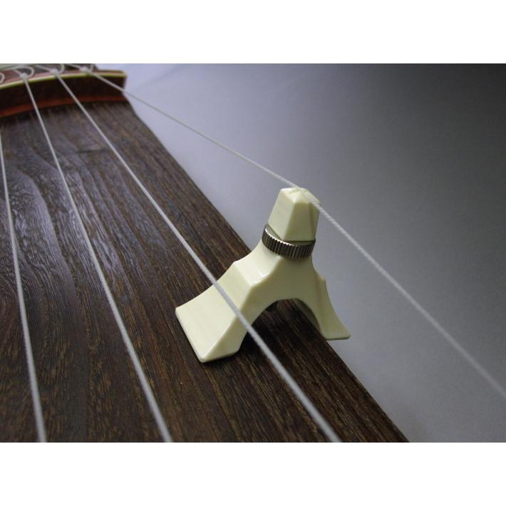 13弦お琴です。弦も新し目で、琴柱も付いて、音色の良く、琴柱の倒れた