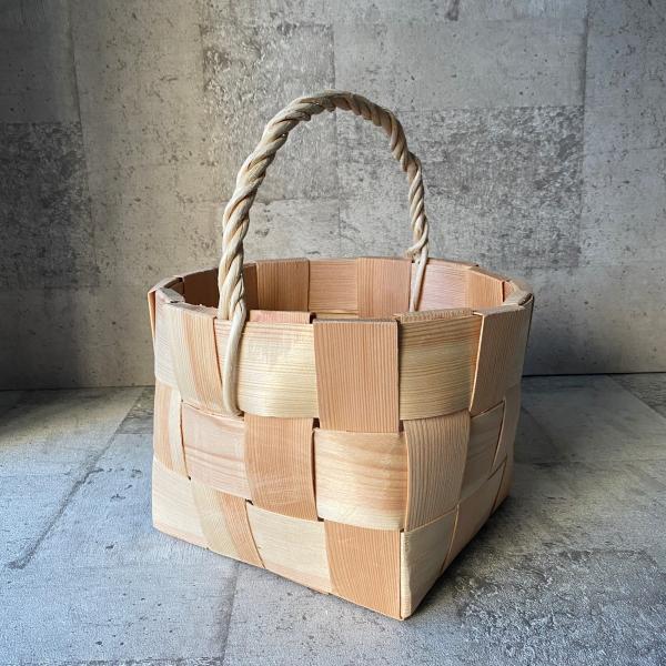 木のバスケット 小 カゴ エストニア クラフト 松の木 : ASSEMBLAGE