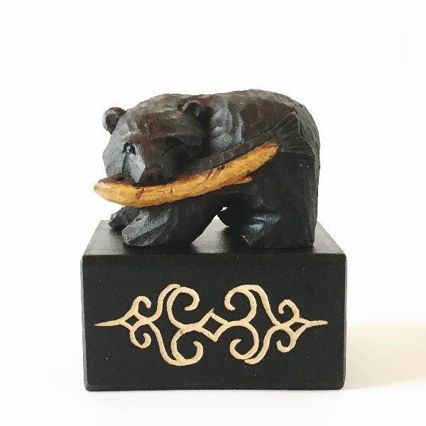鮭をくわえた 木彫り熊の置物 Sサイズ（約4センチ） 置台付き : 北国の