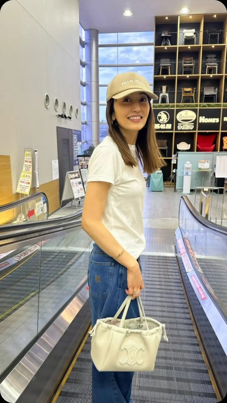 CELINEの服を着た矢田亜希子さんのコーデ 私服/衣装/購入先 - Woomy