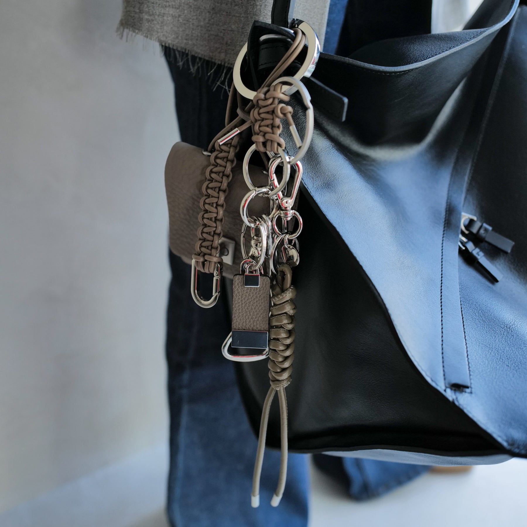 CRISTY SNAKE KNOT CHARM / STCOW｜ステッチ入りレザーコードの