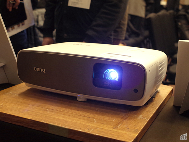 ベンキュー、色再現力にこだわった新4Kプロジェクター--手乗りサイズの