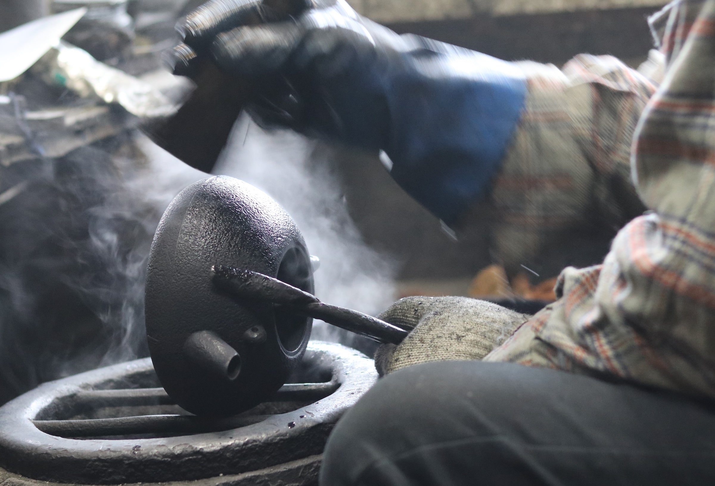 南部鉄器 砂鉄製鉄瓶 | 鉄鉢型 桜 | 1.4L | 薫山