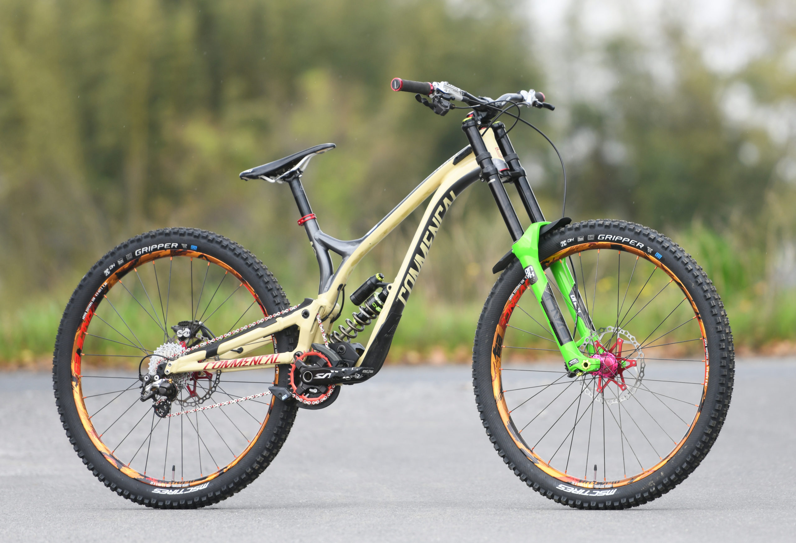 COMMENCAL SUPREME DH29】匠が提案するMTBカスタムをピックアップ