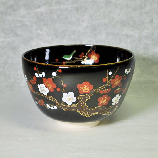 抹茶碗 黒釉 紅白梅にうぐいす 日本古来からの優雅な色絵の取り合わせ
