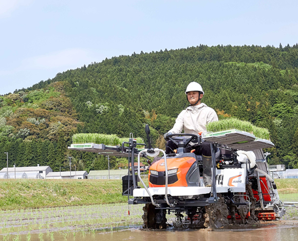 湿田で田植えに苦労する皆さまへ。 高い走破性を誇るアスウェルがその