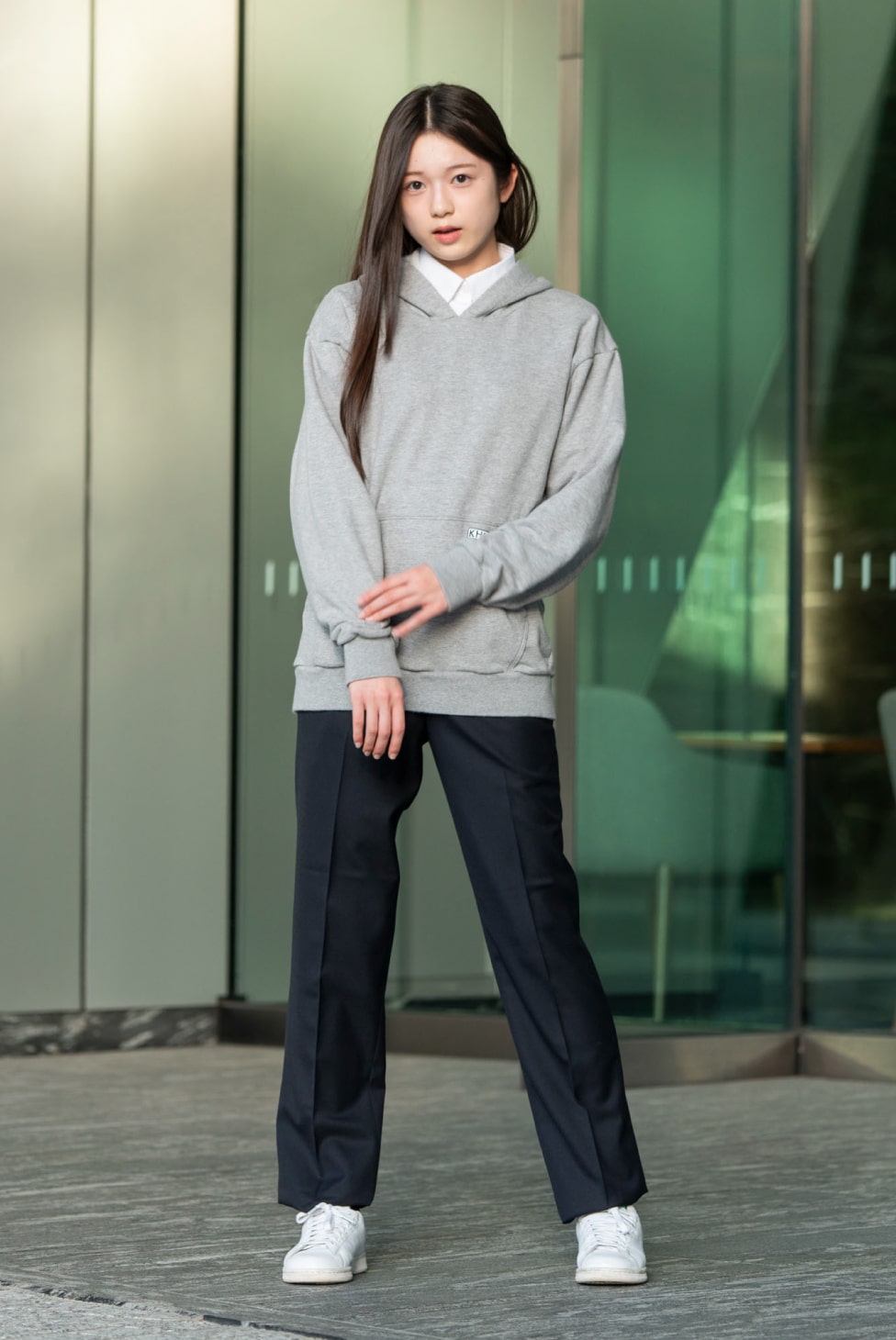 パーカーを合わせてカジュアルに！女子のスラックスコーデ - カンコー