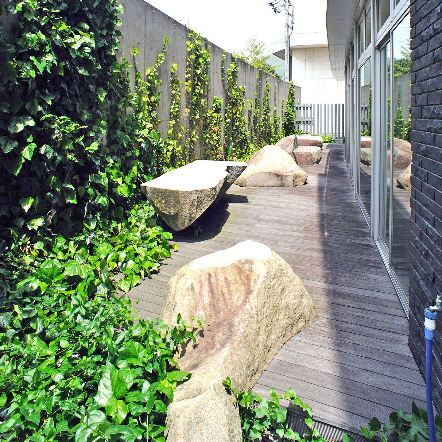 石彫（市立中央図書館）｜自然と本の世界に溶け込めるアート - 観音寺