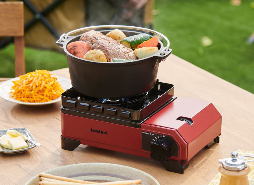 岩谷のアウトドアカセットコンロ「タフまるJr.」に新色レッド - 家電 Watch